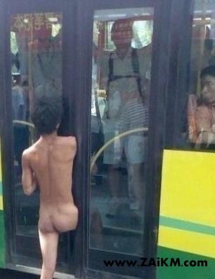 裸体男上公共车被夹大腿[图1]