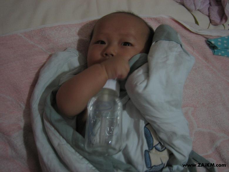 我家宝贝两个月就抱着奶瓶啃了[图1]