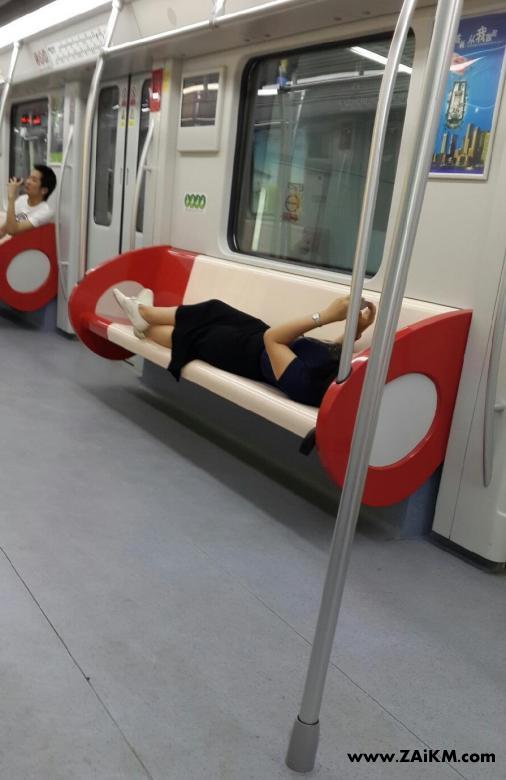 美女也不能睡在地铁上 各位在昆明坐地铁还需要提高素质[图2]