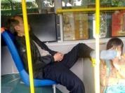 公交车上遇脱靯扔臭脚的你会怎么办？