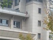 有个女的中午呈贡行政中心意图跳楼